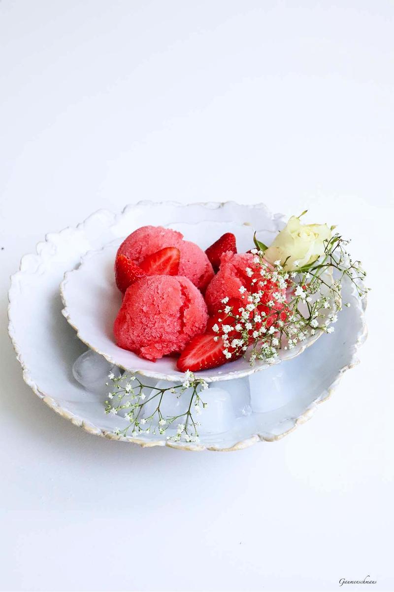 Rezeptbild: Erdbeer-Holunder-Sorbet