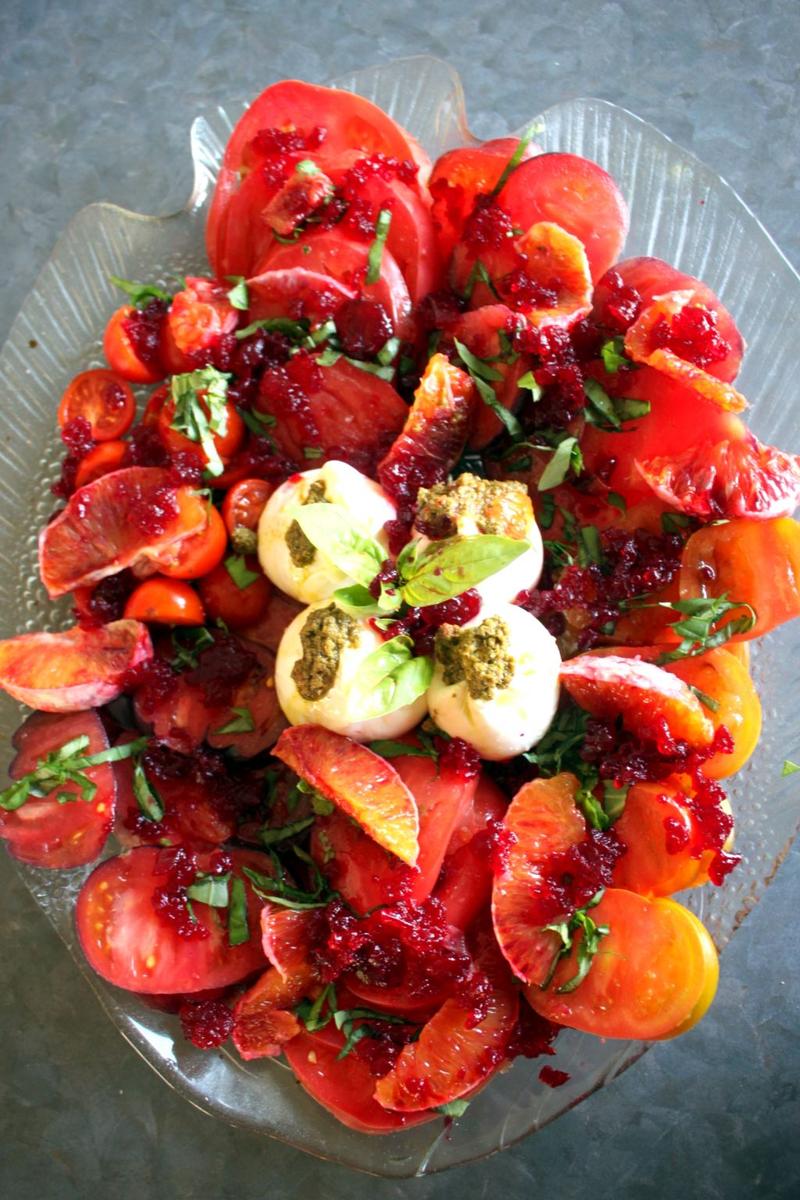 Rezeptbild: Tomatensalat mit Burrata und Randen Kaviar