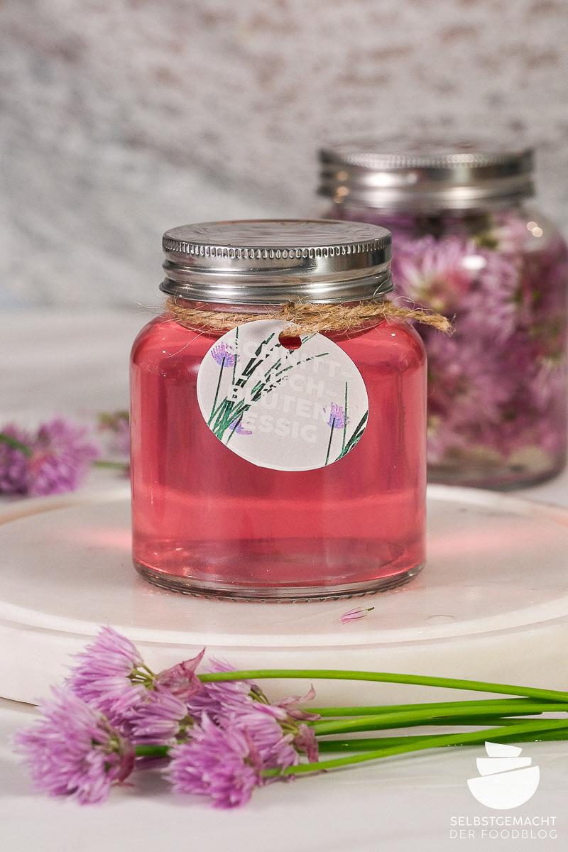 Rezeptbild: Schnittlauchblüten Essig mit Etiketten