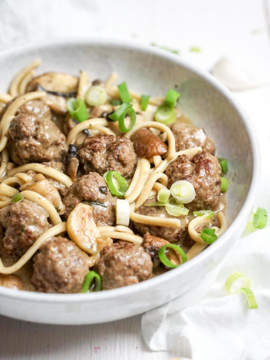 Rezeptbild: Dinkelspätzlepfanne mit frischen Champignons und Hackbällchen