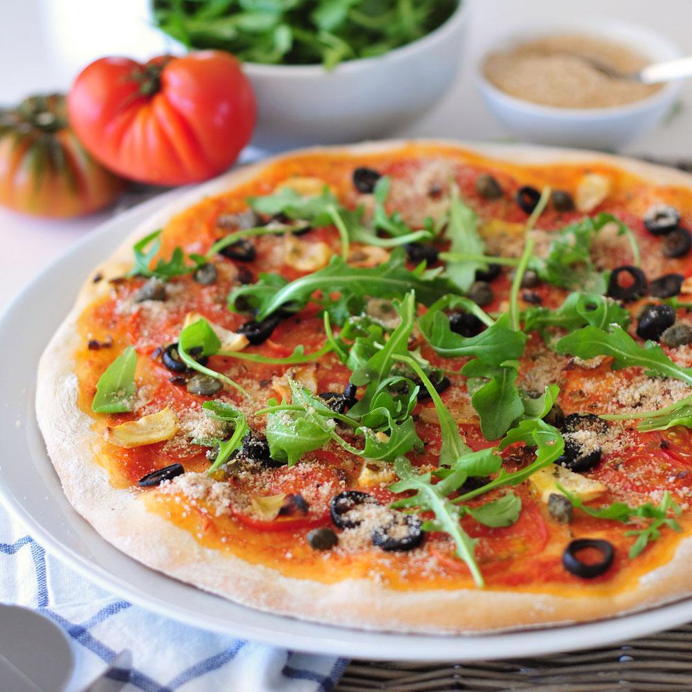 Rezeptbild: Knusprige Pizza Puttanesca vegan