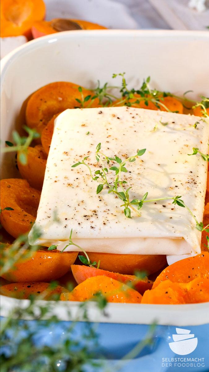 Rezeptbild: Gebackene Aprikosen mit griechischem Käse als sommerliche Vorspeise