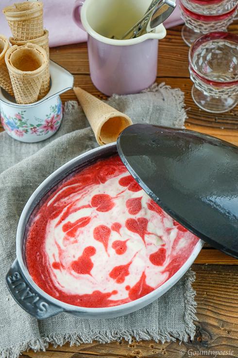 Rezeptbild: Stawberry Swirl Ice Cream ∼ Eiscreme mit Erdbeeren und Limoncello