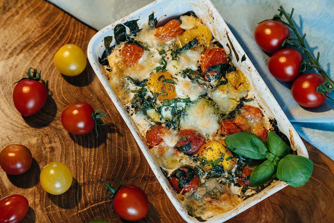 Rezeptbild: Low Carb Frühstück - Italienisch inspirierte gebackene Eier in Tomaten und Spinat