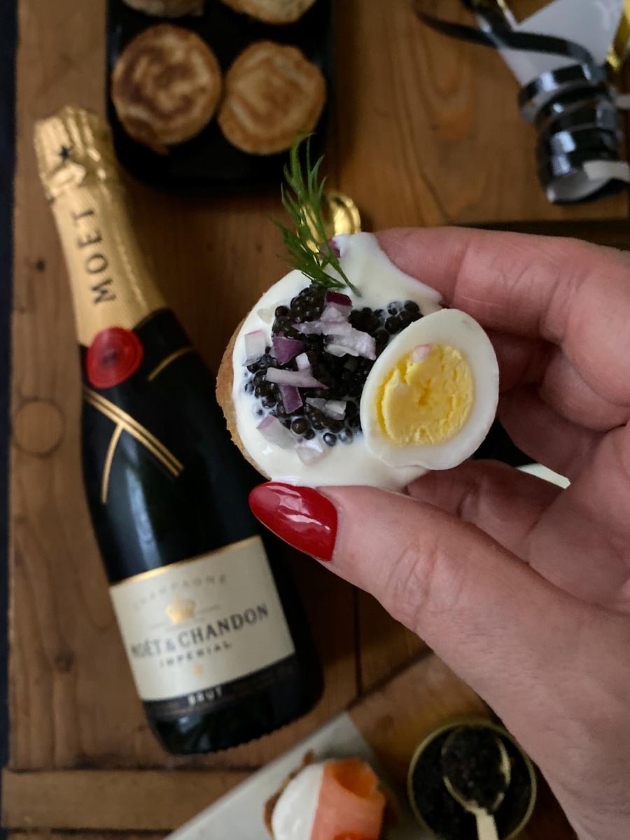 Rezeptbild: Echter Kaviar mit Blinis und Champagner