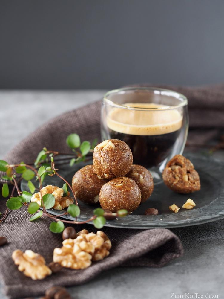 Rezeptbild: Walnuss-Espresso-Kugeln