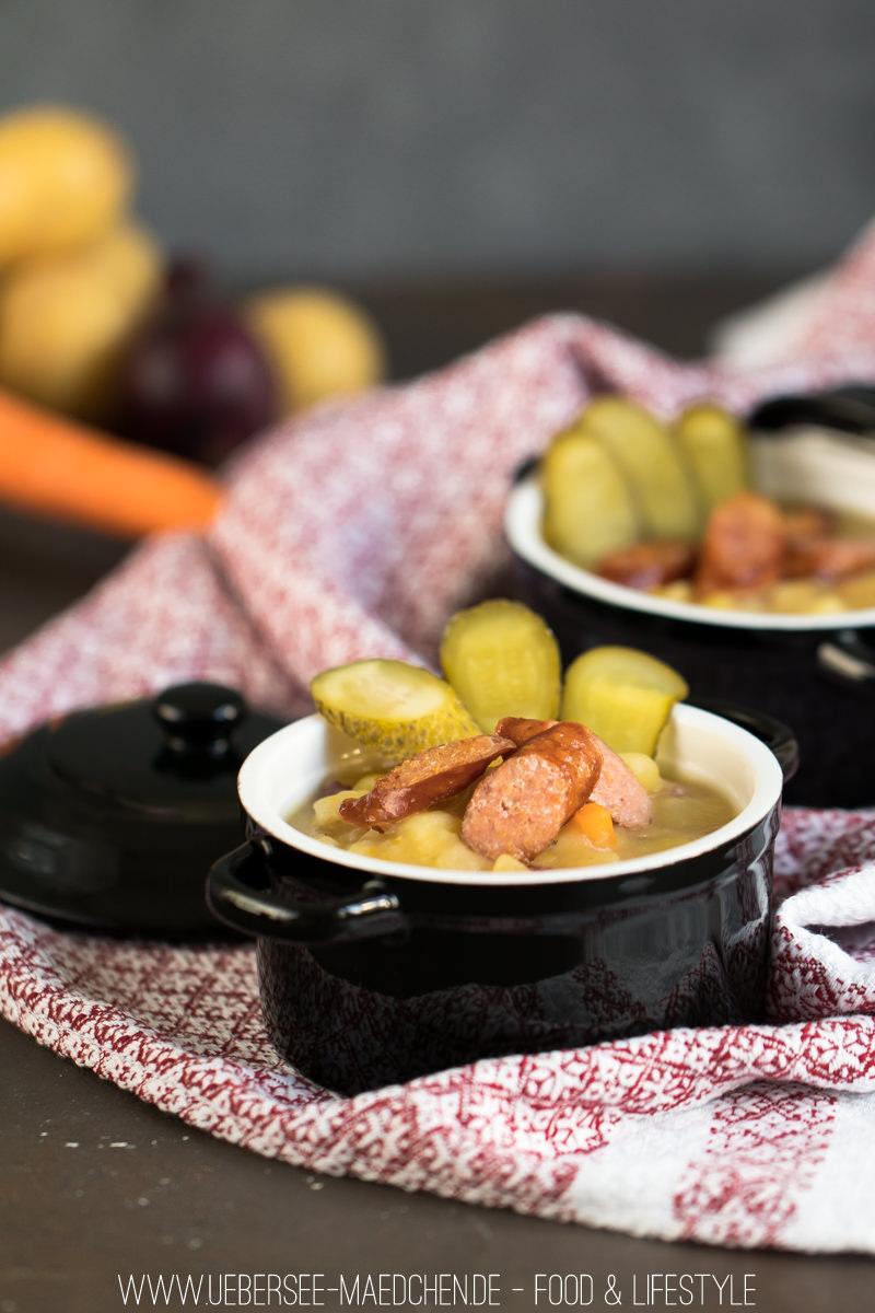 Rezeptbild: Kartoffelsuppe mit gebratener Wurst und Gewürzgurken