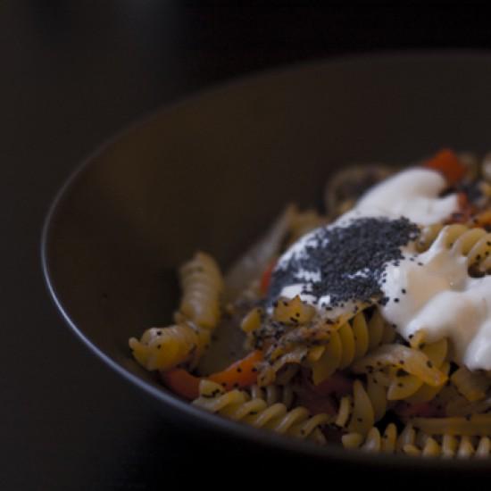 Rezeptbild: Pasta mit Gemüsestreifen, Mohn und Quarkcreme