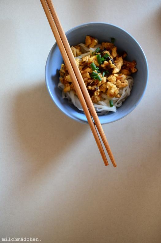 Rezeptbild: Fünf-Gewürze-Tofu mit Nudeln und Gurkensalat