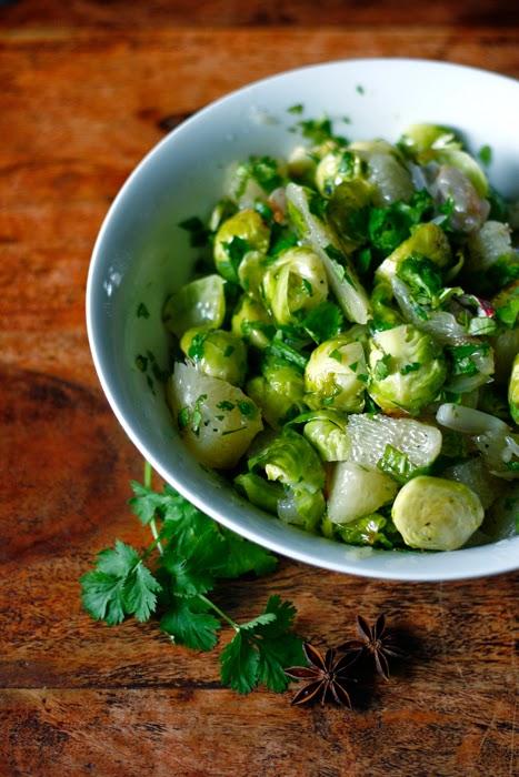 Rezeptbild: Rosenkohl-Pomelo-Salat mit Sternanis