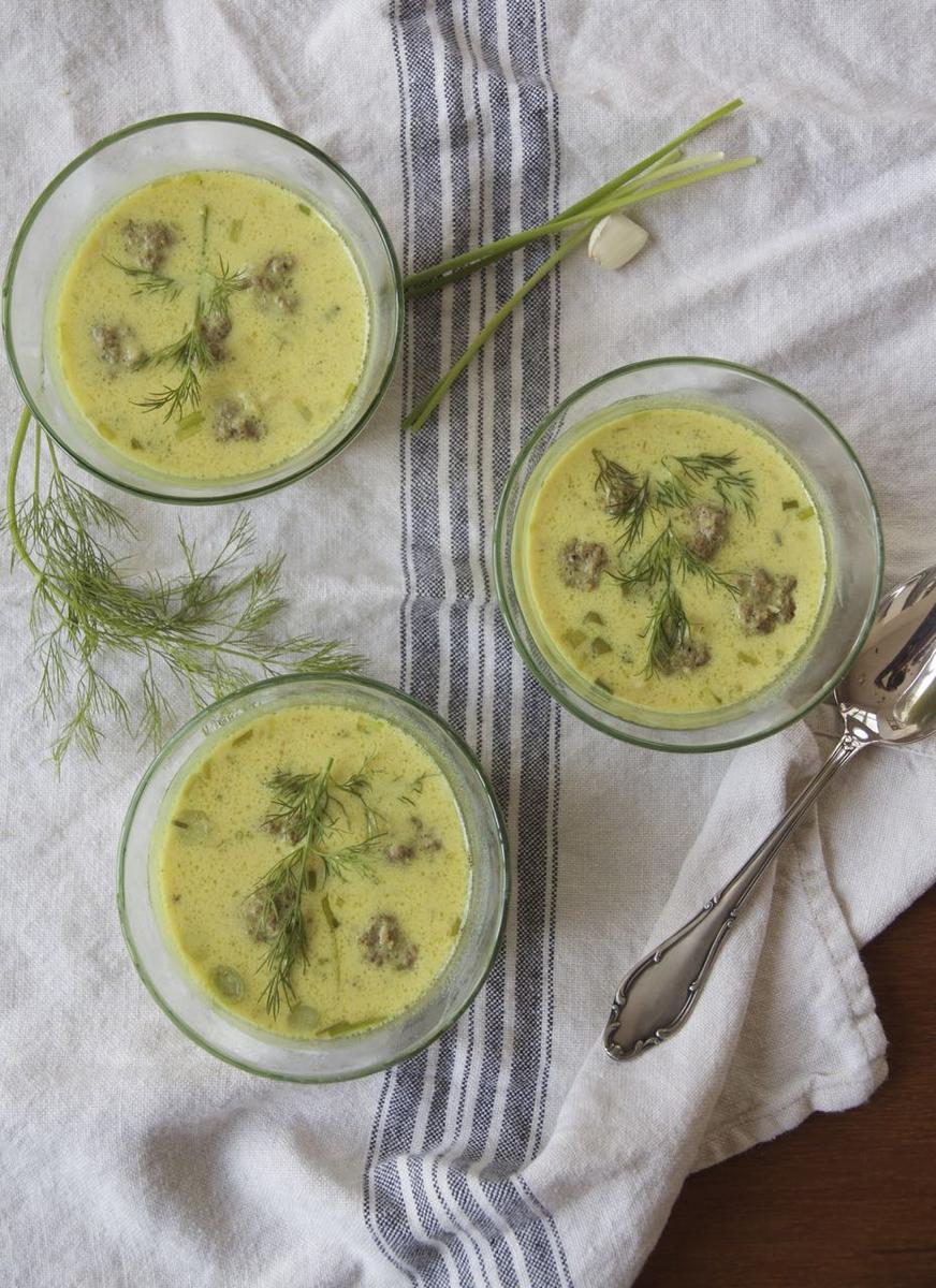 Rezeptbild: Ash-e Mast- persische Kräuter-Joghurtsuppe mit Kichererbsen und Hackbällchen