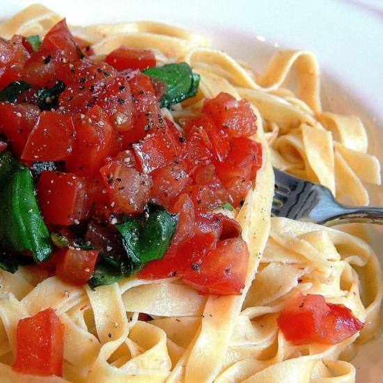 Rezeptbild: hausgemachte Tagliatelle mit frischen Tomaten