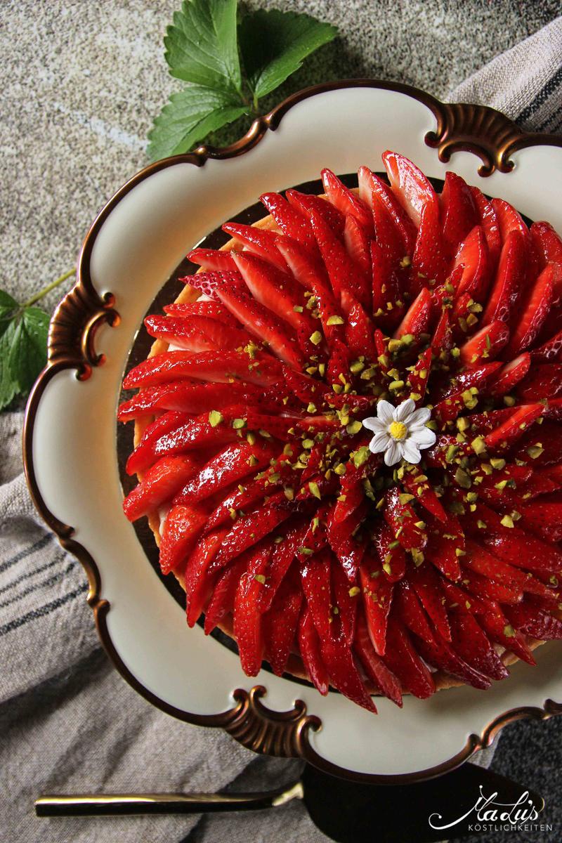 Rezeptbild: Erdbeertarte mit Pistazien, Tonka und Zitronenfrischkäsecreme