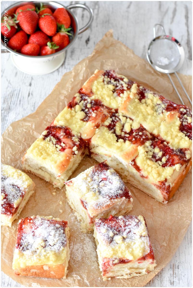 Rezeptbild: Puddingbuchteln mit Erdbeerfüllung und Streuseln