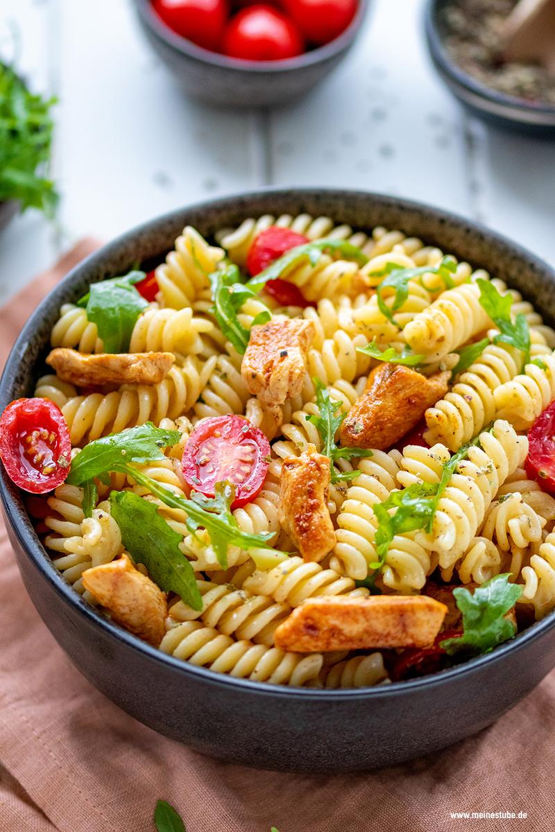 Rezeptbild: Nudelsalat mit Rucola in Orangen-Dressing und Hähnchenfilet