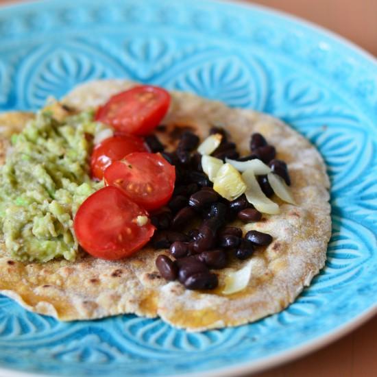 Rezeptbild: Maistortillas mit Erbsen-Guacamole, Kirschtomaten und schwarzen Bohnen