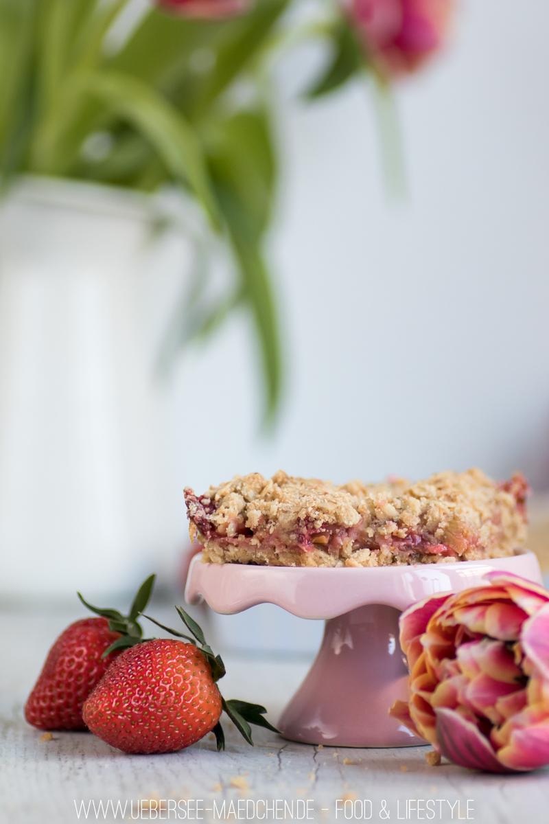 Rezeptbild: Rhabarber-Blechkuchen mit Erdbeeren und Streuseln