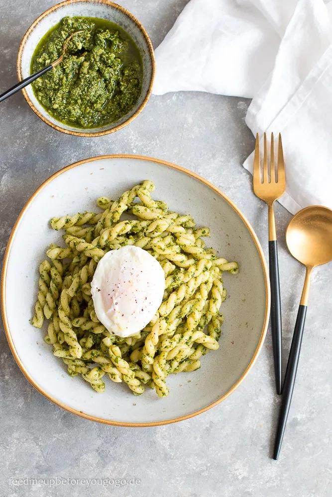 Rezeptbild: Pasta mit Grüne-Soße-Pesto und pochiertem Ei