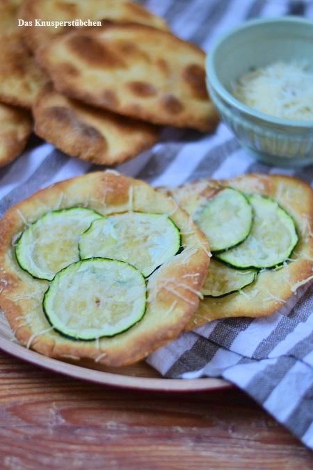 Rezeptbild: Flatbread mit Zucchini und dazu Ofentomaten-Suppe