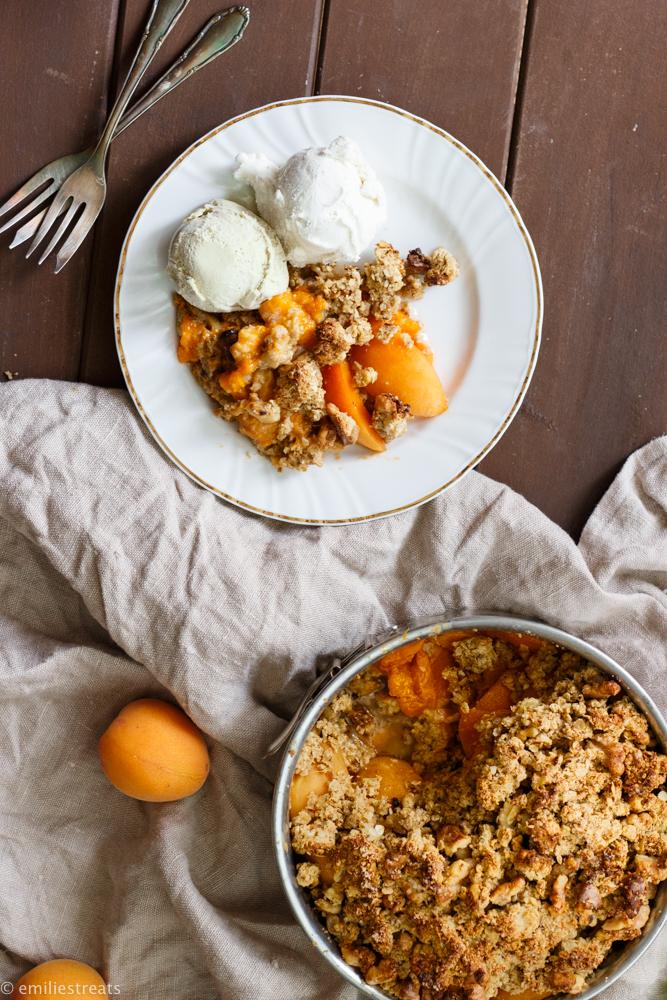 Rezeptbild: Aprikosencrumble mit glutenfreien Walnuss-Streuseln