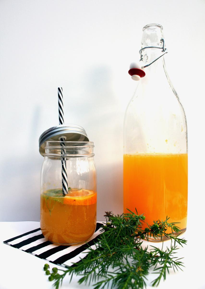 Rezeptbild: Selbstgemachte Kräuterlimonade mit Wacholder