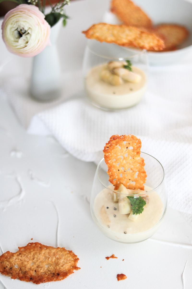 Rezeptbild: Sprgel Panna Cotta  mit Parmesan Chips