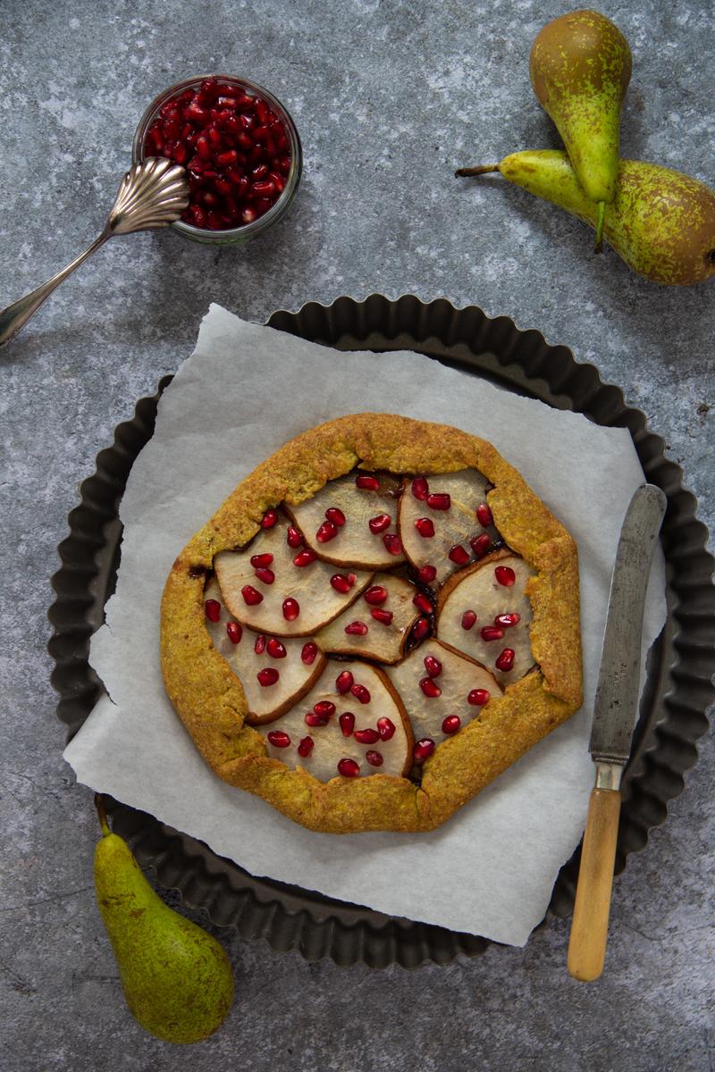 Rezeptbild: Knusprige Galette mit Birne, Nugat und Granatapfel