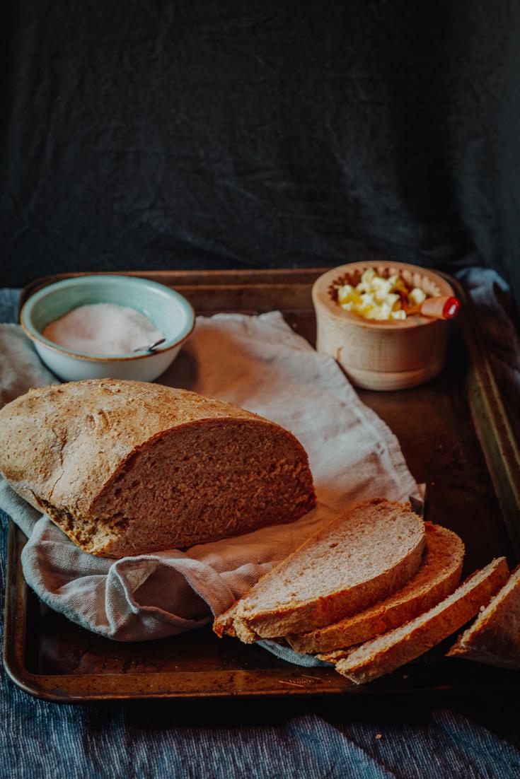 Rezeptbild: Brot backen mit Dinkel-Vollkornmehl - So einfach kann es sein!