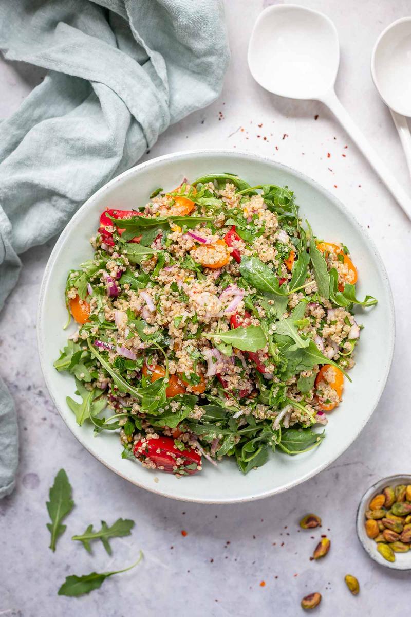Rezeptbild: Quinoa Salat mit Za’atar, Kräuter und Pistazien