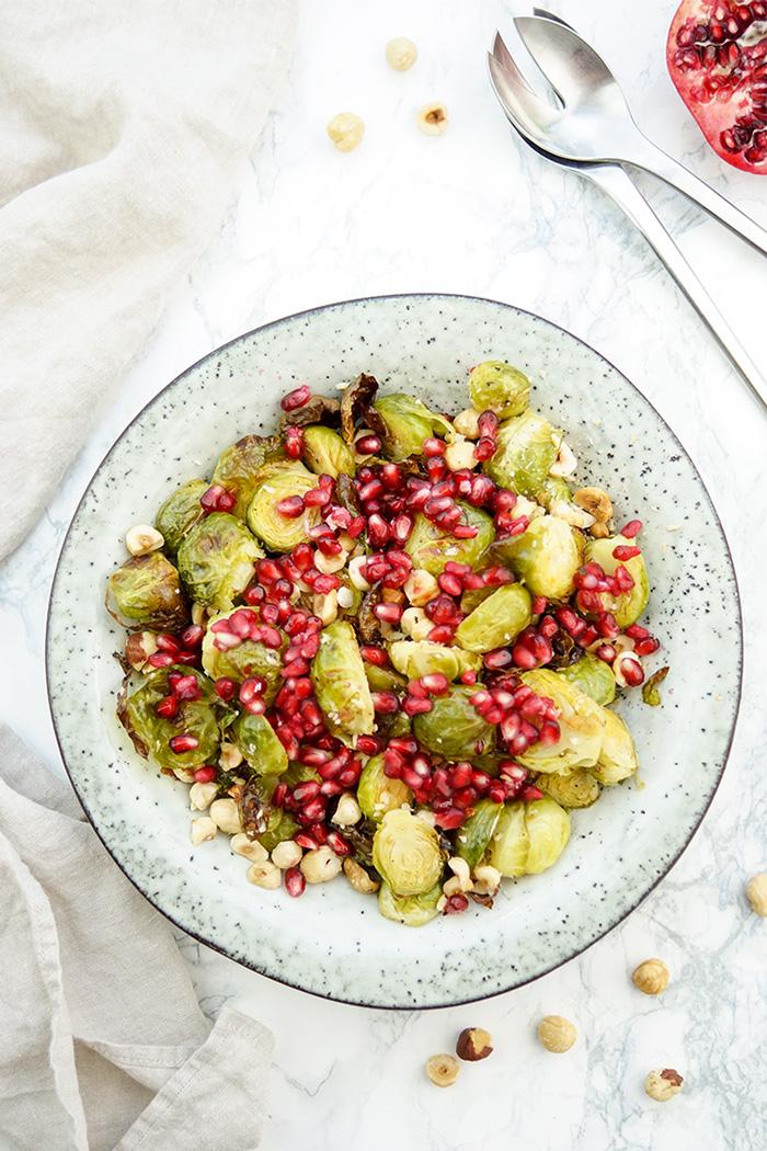 Rezeptbild: Rosenkohl mit Haselnüssen und Granatapfel