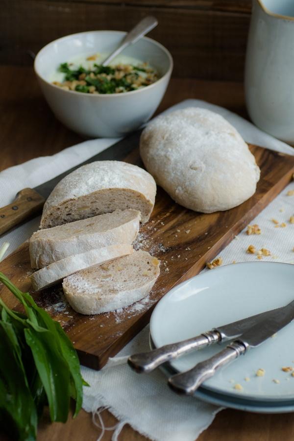 Rezeptbild: Walnuss-Ciabatta mit Bärlauch-Feta-Dip