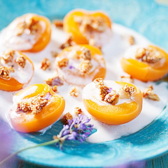 Rezeptbild: Gebackene Aprikosen mit lecker Kokoscreme & Macadamia-Amaranth Crunch