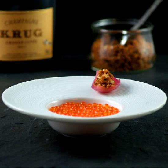 Rezeptbild: Forellenkaviar, Creme Frâichè, eingelegte Zwiebel und Nussbutter-Crumble