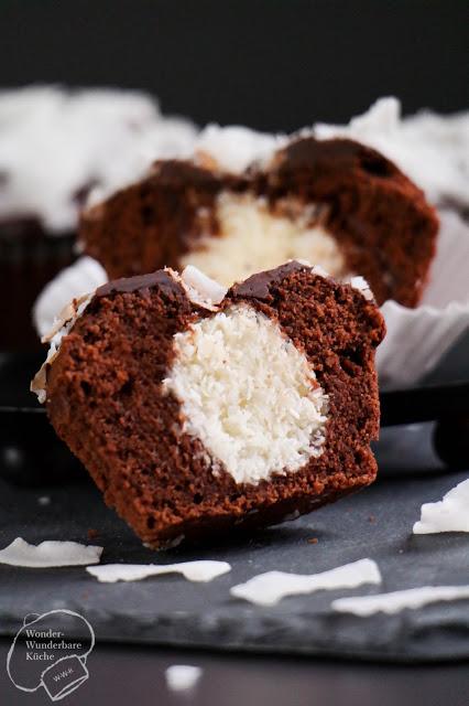 Rezeptbild: Schokoladen-Kokos-Muffins mit Überraschung
