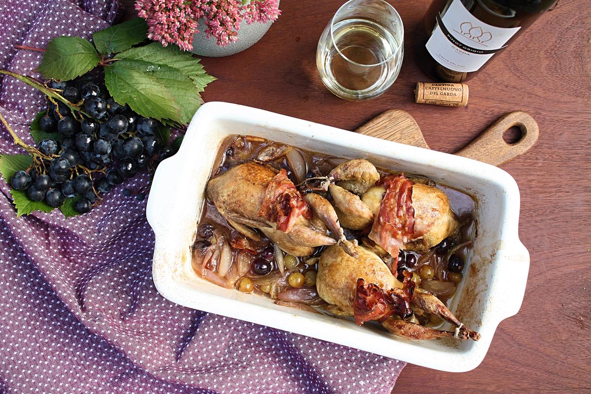 Rezeptbild: Wachteln in Weißweinsauce mit Trauben und Schalotten