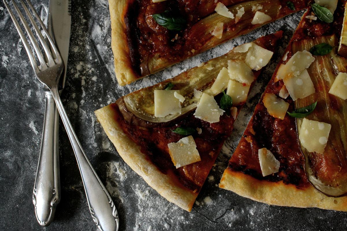 Rezeptbild: Pizza mit Auberginen & Parmesan