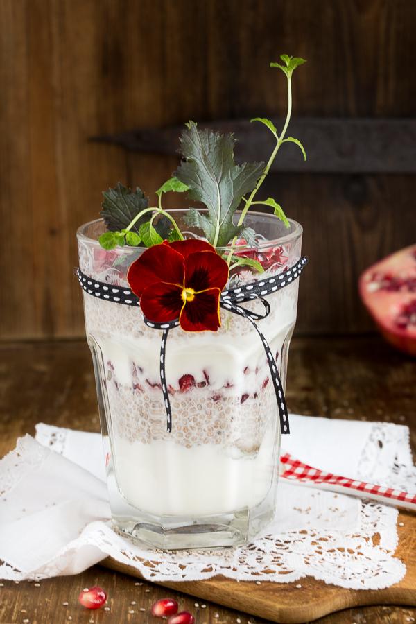 Rezeptbild: Chia-Joghurt mit Granatapfelkernen