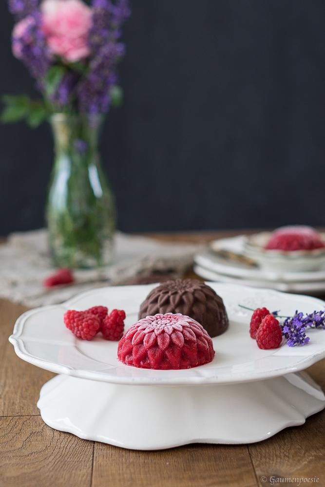 Rezeptbild: Himbeer-Eis-Blumen mit Schokolade