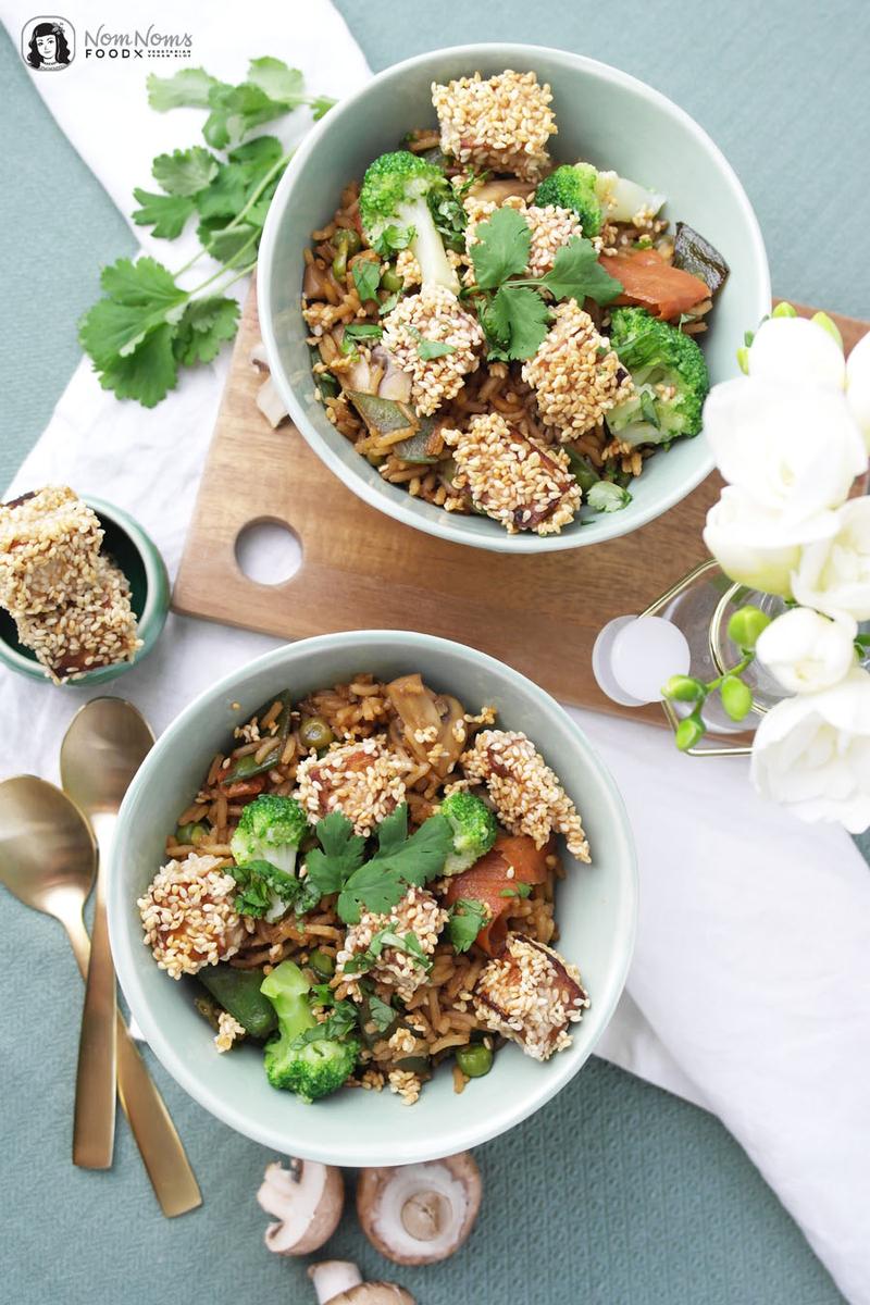 Rezeptbild: Asiatische Reispfanne mit knusprig gebratenem Sesam-Tofu