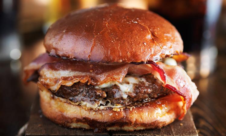 Rezeptbild: Texas-Burger mit Speck und Spiegelei