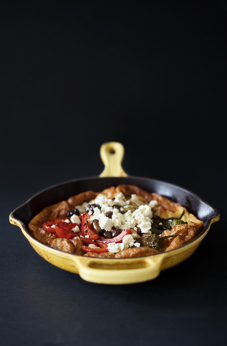 Rezeptbild: Herzhafter Ofenpfannkuchen mit mediterranem Gemüse und Feta