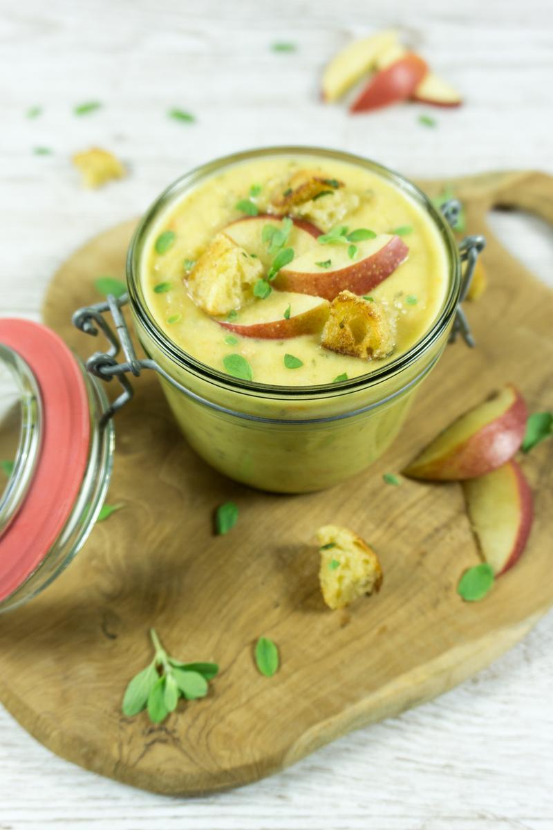 Rezeptbild: Kartoffelsuppe mit Majoran und Äpfeln
