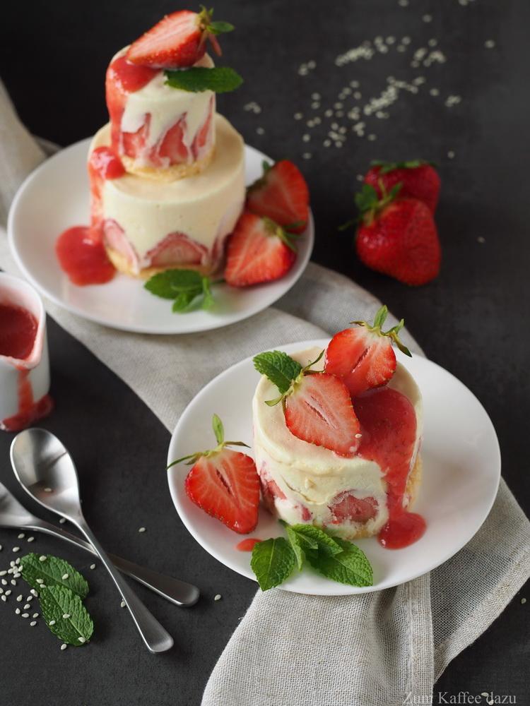 Rezeptbild: Eistörtchen mit Sesam und Erdbeeren