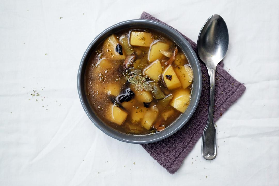 Rezeptbild: Kartoffelsuppe mit Bohnen und getrockneten Waldpilzen