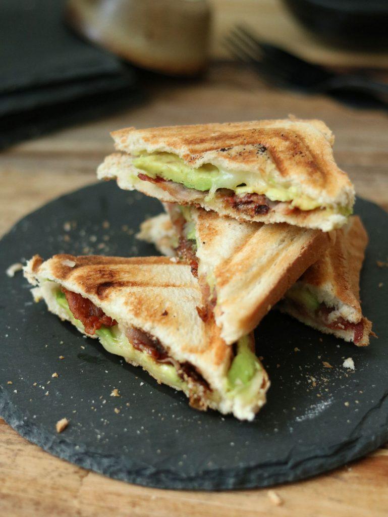 Rezeptbild: Avocado-Bacon-Sandwich mit karamellisierten Zwiebeln