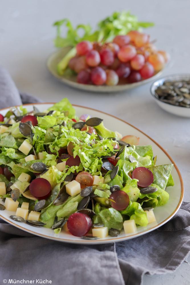 Rezeptbild: Salat mit Trauben, Käse und Kürbiskernen