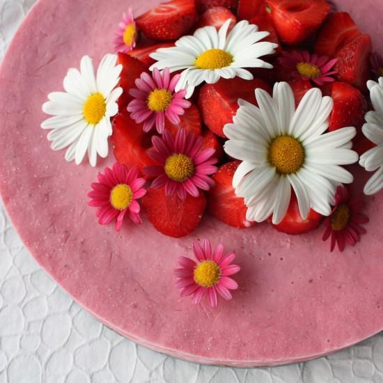 Rezeptbild: Gefrorener Erdbeer-Cheesecake auf Sonnenblumenkernen-Kruste