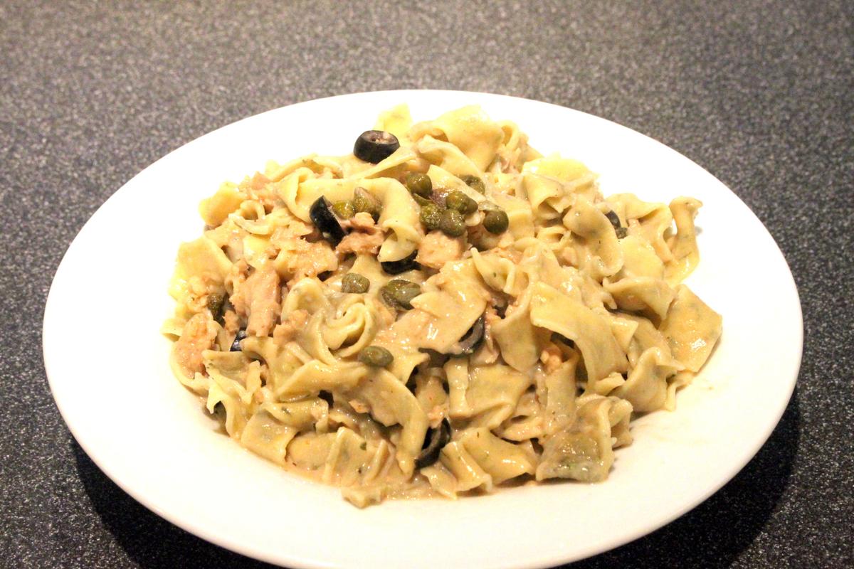 Rezeptbild: Selbstgemachte Kraeuter Pasta mit Fisch und Kokosmilch