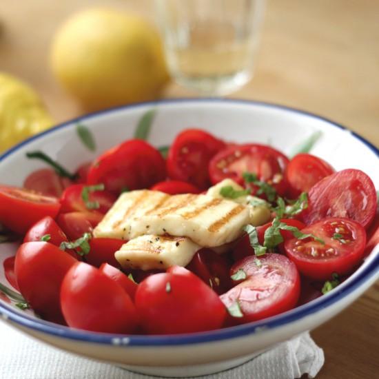 Rezeptbild: Tomaten-Basilikum-Salat mit Halloumi
