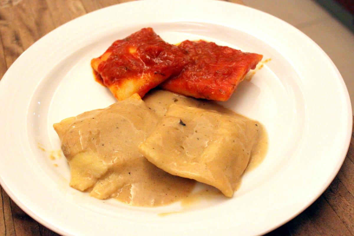 Rezeptbild: Zwei verschieden gefuellte Ravioli